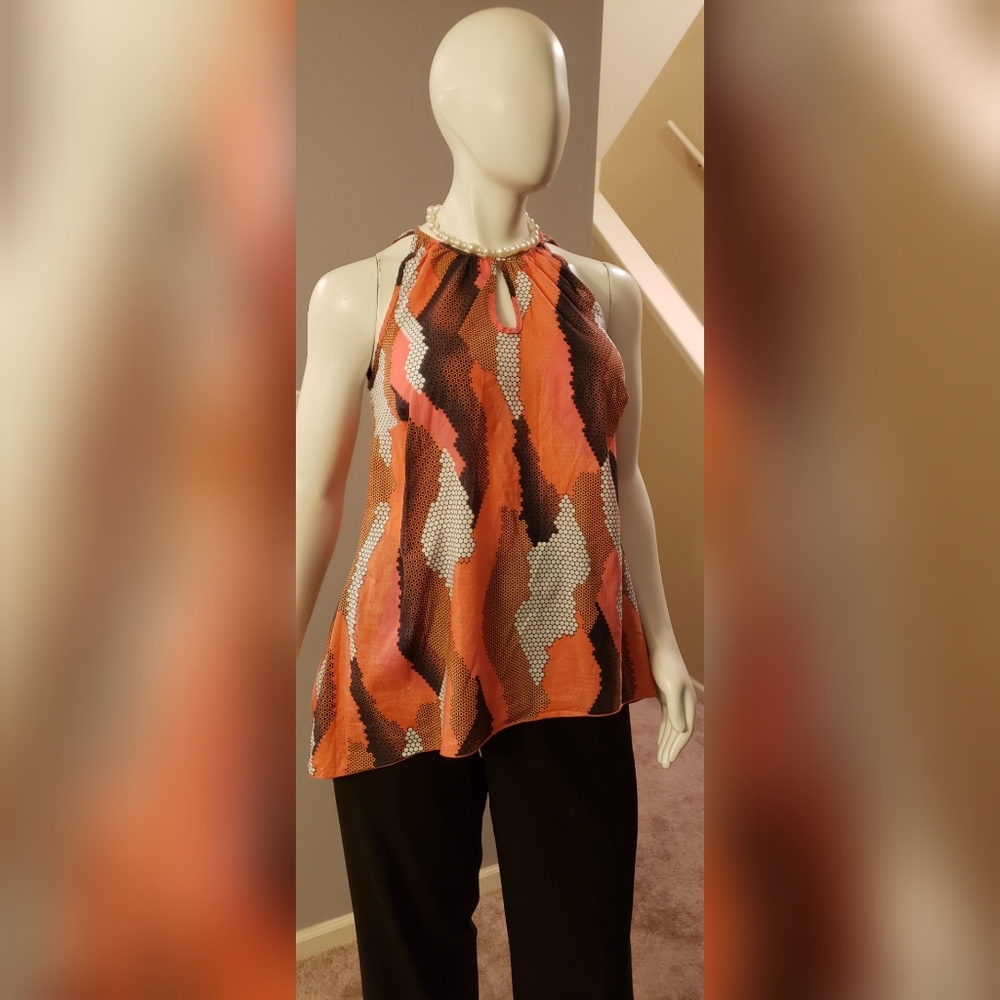 Sleeveless, fashionable multi-colored shirt